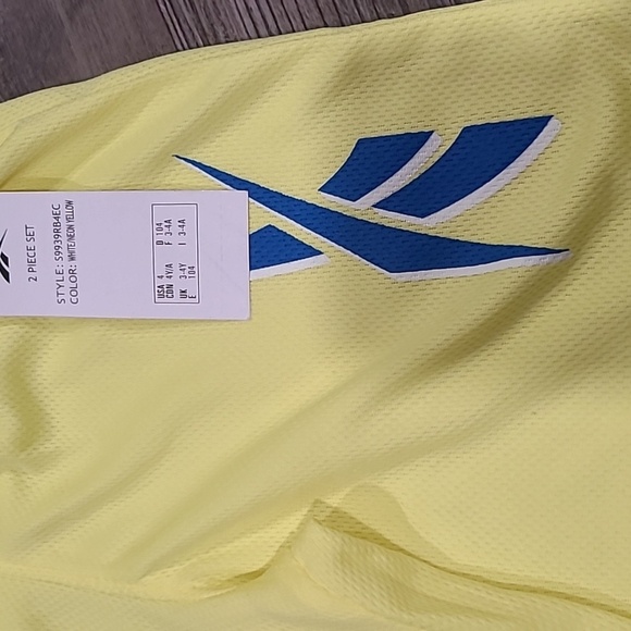 Rebook 2 Pairs of Performance Shorts Size 4 - Picture 5 of 6